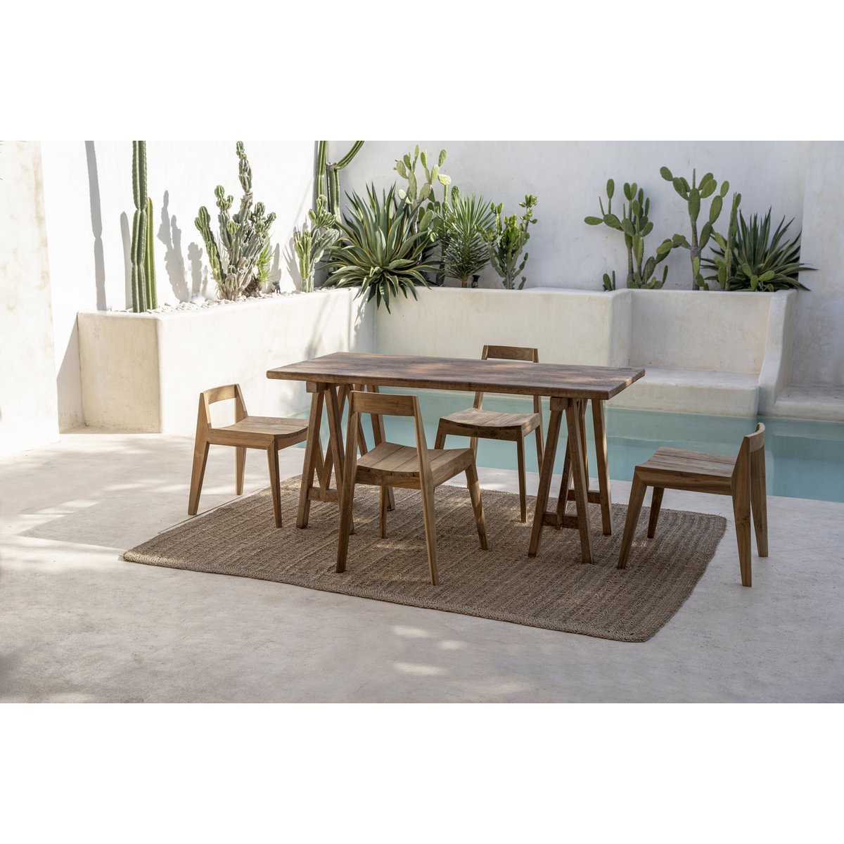 Vue latérale de la chaise Paxi avec pieds inclinés