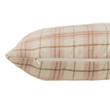 Détail du coussin J-Line à carreaux, mettant en valeur le design classique