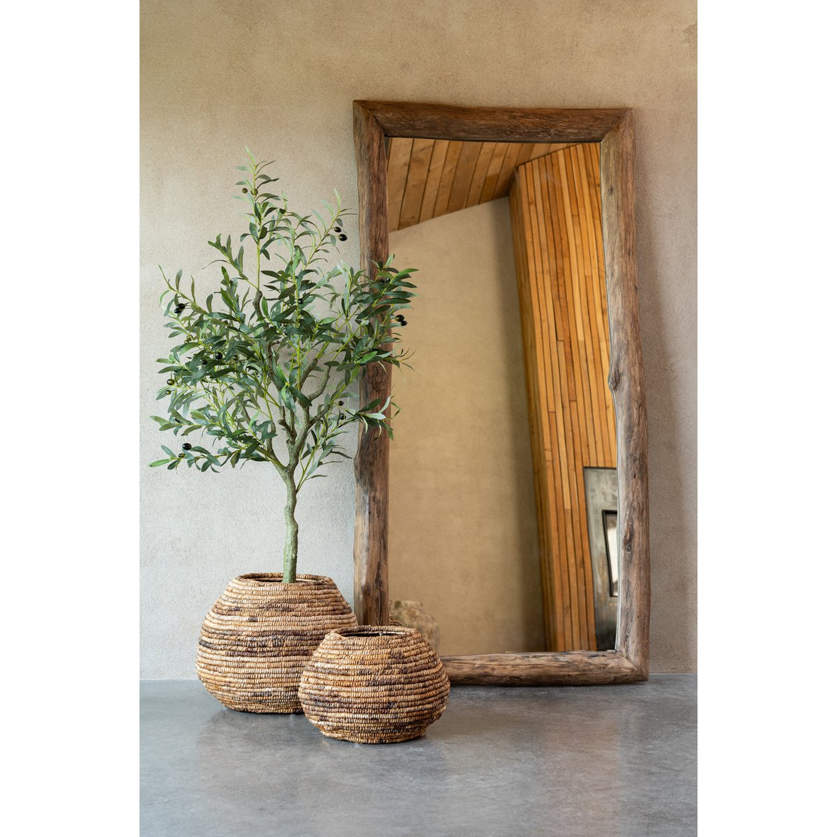 Vue rapprochée du miroir J-Line montrant la texture du bois