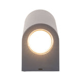 La lampe murale extérieure "Alecto" mesure 6,8 x 8,8 cm et mesure 15,5 cm de haut. Il se compose d'un plastique de haute qualité avec une surface légèrement structurée qui semble peinte. Timeless Black rend la lampe universellement utilisable.
