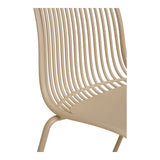 Chaise Branson en situation sur une terrasse moderne.