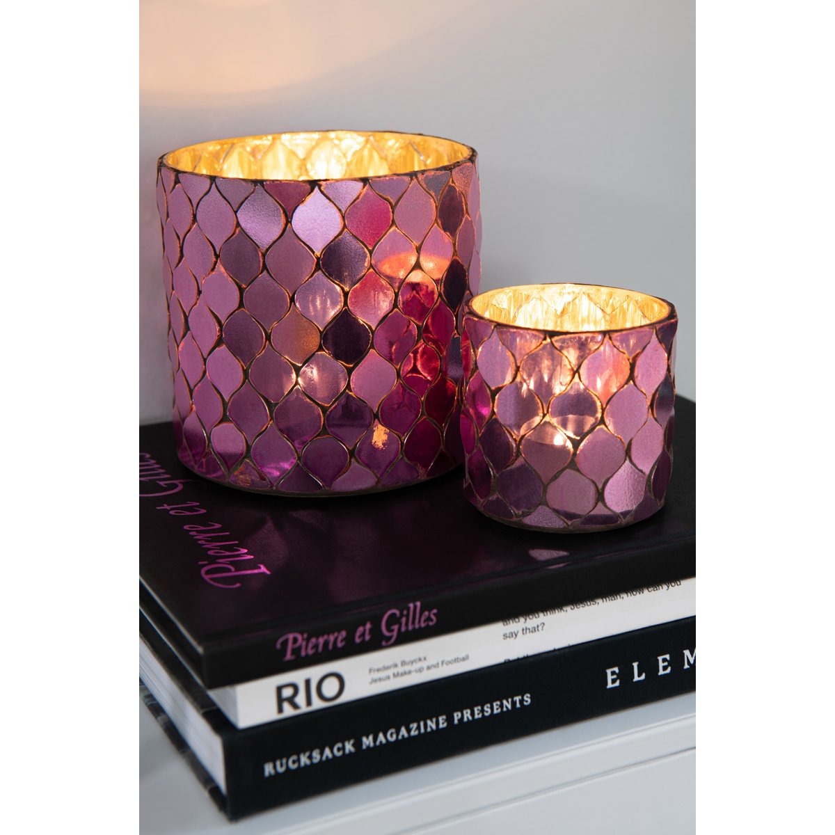 Ambiance chaleureuse avec le bougeoir J-Line Cilidner Mosaic allumé