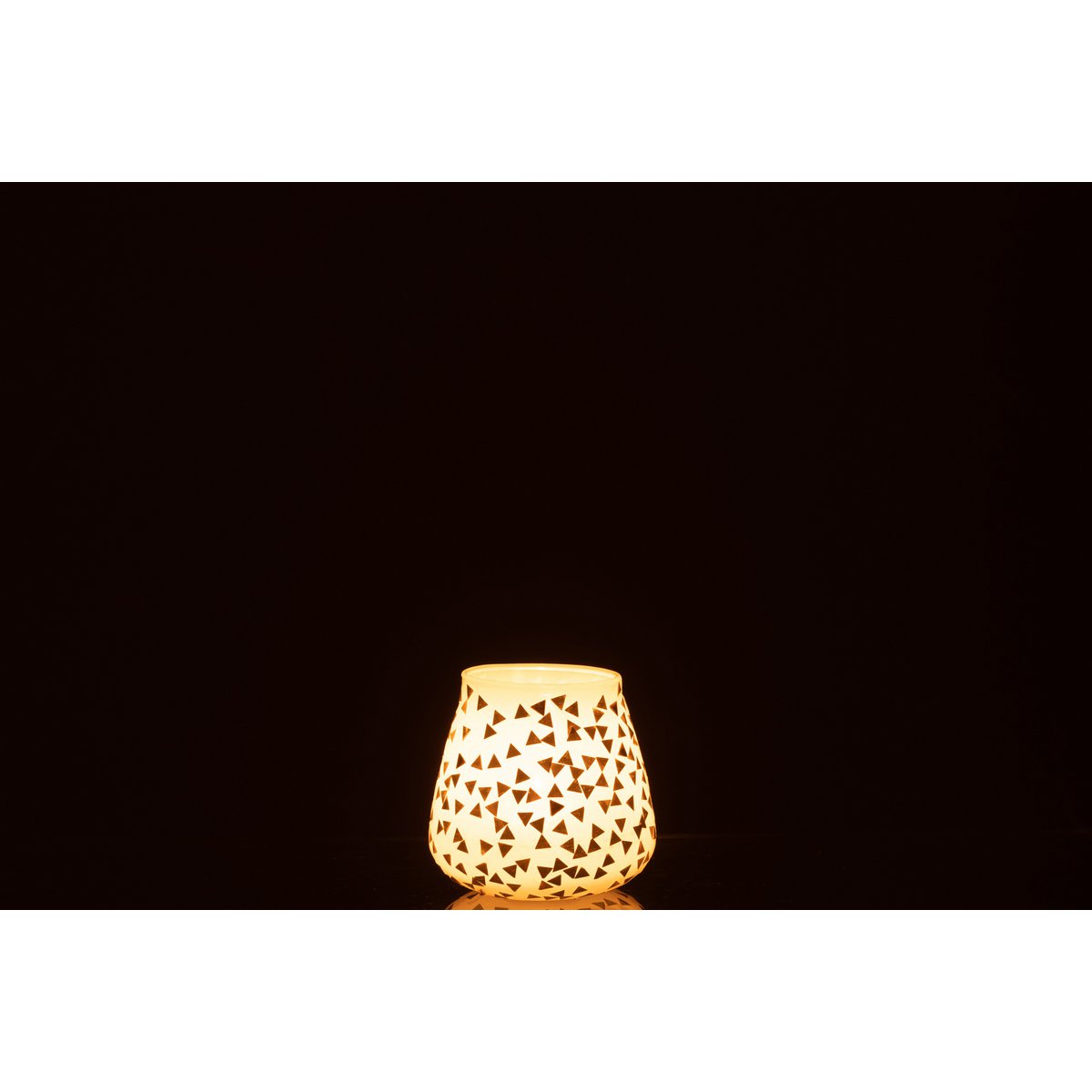 Lanterne J-Line Triangle sur une table, ambiance moderne