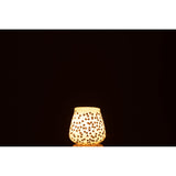Lanterne J-Line Triangle sur une table, ambiance moderne