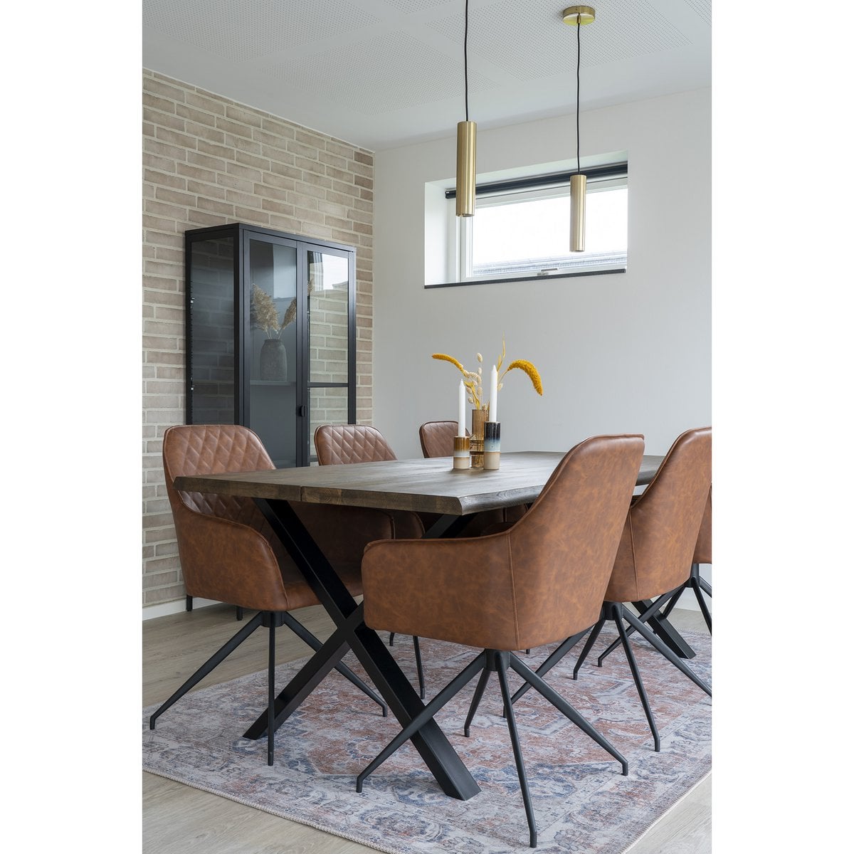 Détail de la finition en laiton de la suspension Paris, design minimaliste.