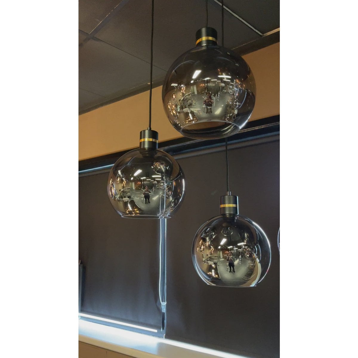 Suspension Kristyn 3 lumières en verre fumé avec détails dorés