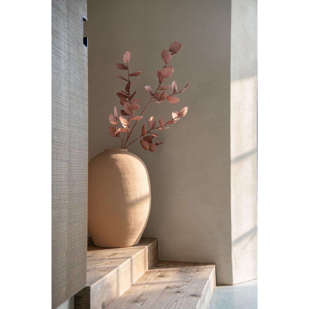 Détail du vase Cassia OVAAL J-Line, texture céramique beige