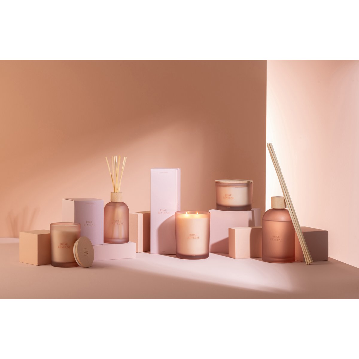 Ambiance cozy avec la bougie Rose Rêveuse allumée