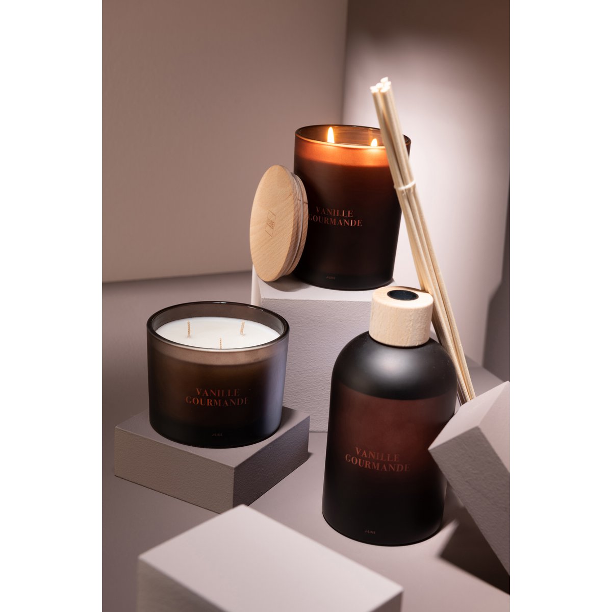 Détail de la cire marron de la bougie Vanille Gourmande J-Line