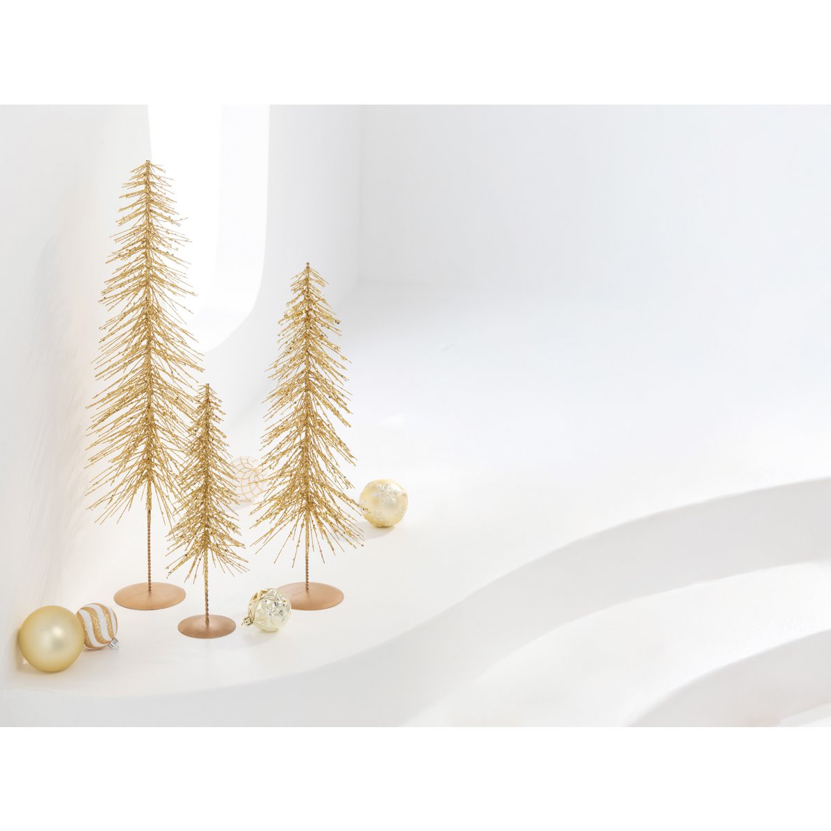 Vue latérale du sapin de Noël J-Line, mettant en avant sa finition élégante.