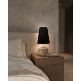 La lampe de table en bois en teck Raffia - noir naturel