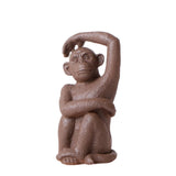 Ornement singe assis en polystone marron