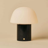 Lampe de table Maes Noir en marbre Nero Marquina avec abat-jour
