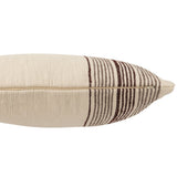 Coussin J-Line sur un canapé moderne, ambiance chaleureuse