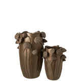 Vase J-Line Lotus Pod en cuivre, vue de face avec fleurs