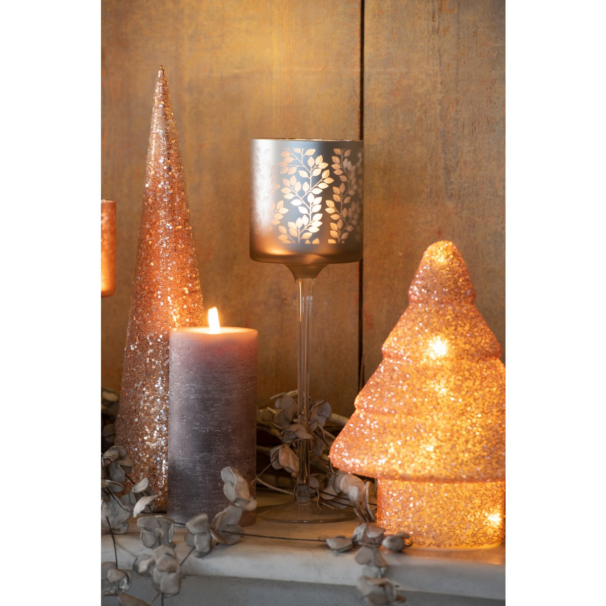 Décoration Cone Pearls J-Line sur une table moderne