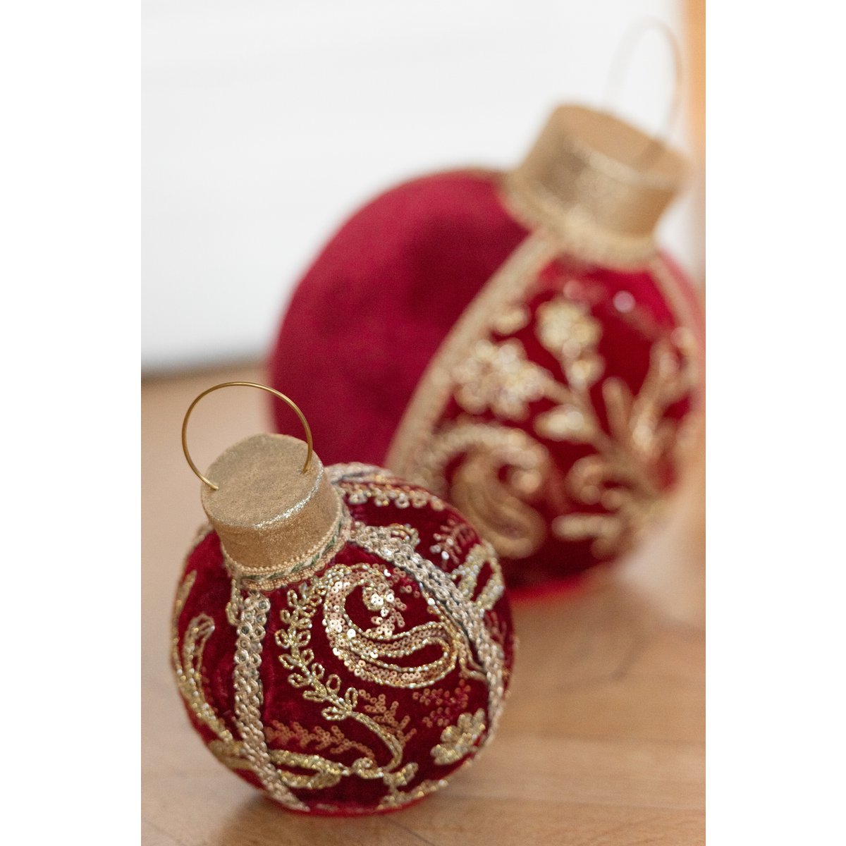 Boule de Noël J-Line dans une décoration de sapin