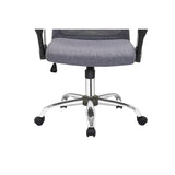 Chaise de bureau grise dans un espace de travail moderne