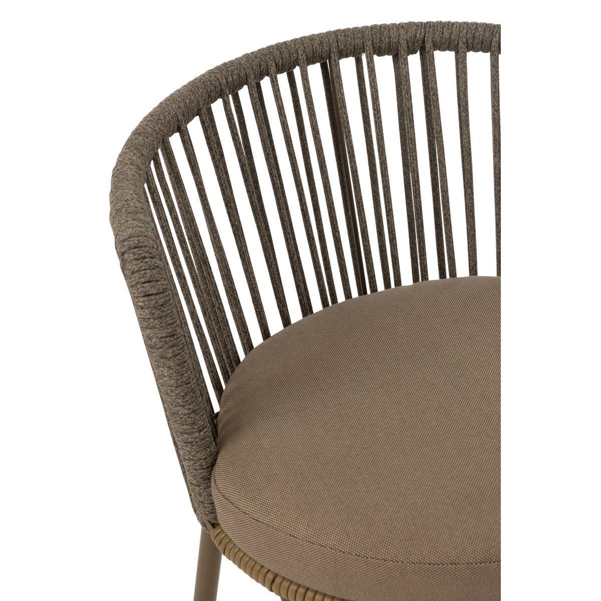 Chaise Toa sur une surface en bois, contraste élégant