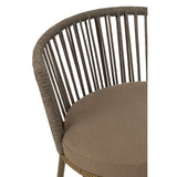 Chaise Toa sur une surface en bois, contraste élégant