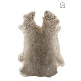 Tapis Peau de Lapin J-Line gris sur un sol en bois