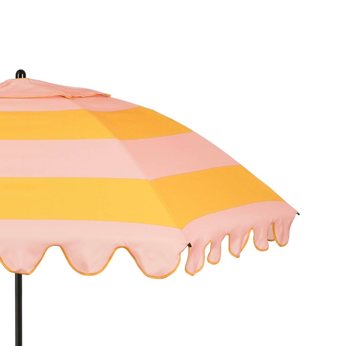 Vue du parasol rayé jaune-rose déployé dans un jardin