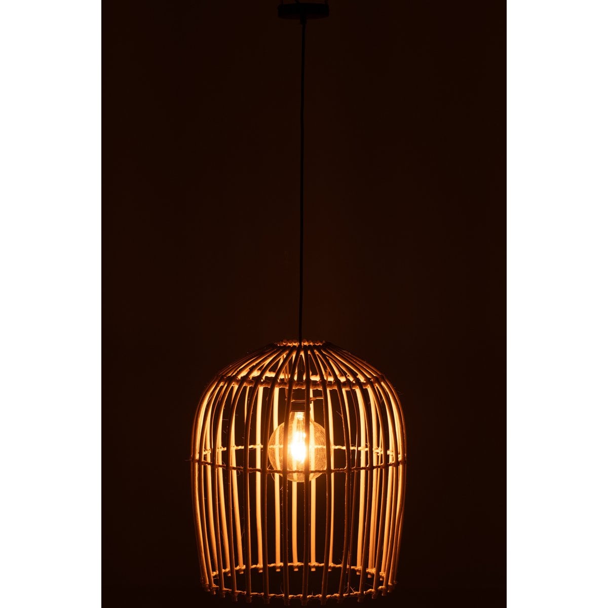 Lampe suspendue Wie en rotin naturel installée dans un salon moderne