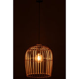 Lampe suspendue Wie en rotin naturel installée dans un salon moderne