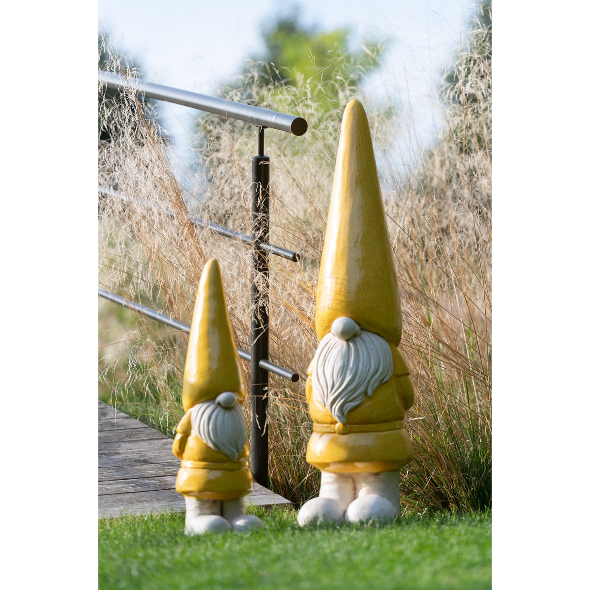 Détail de la figurine Gnome Outdoor J-Line, mise en scène dans un jardin