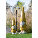 Détail de la figurine Gnome Outdoor J-Line, mise en scène dans un jardin