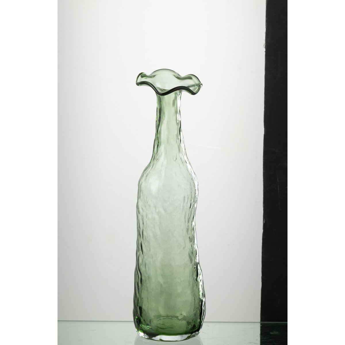 Vase J-Line Openbrae dans un salon élégant