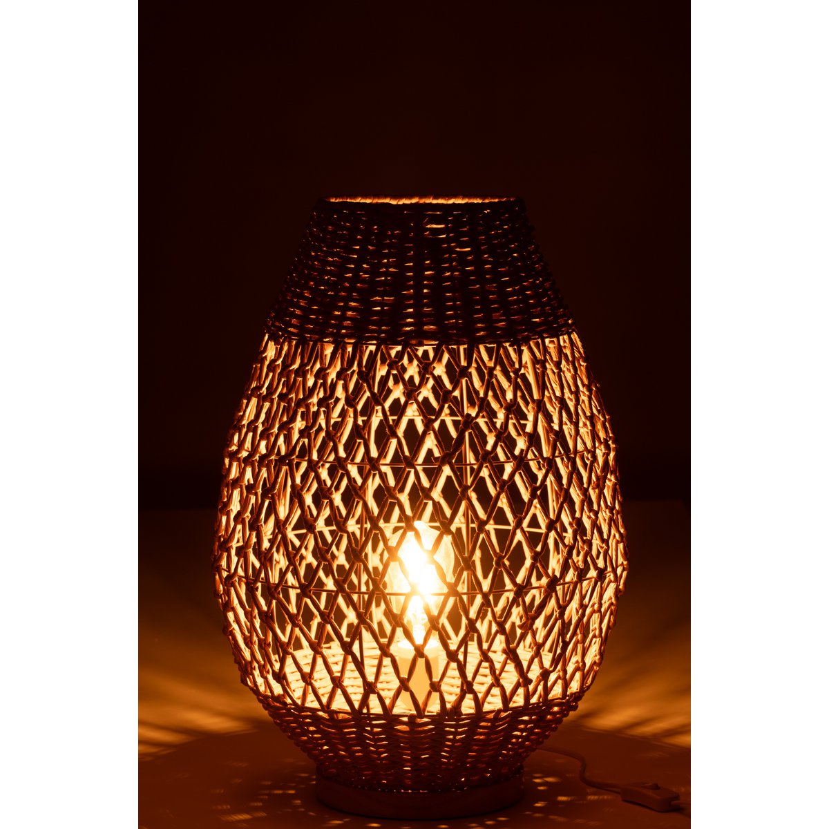 Détail de la lampe Metal Twisted J-Line, finition industrielle et moderne.