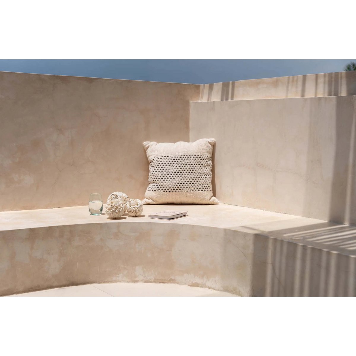 Housse de coussin Misty sur un canapé moderne