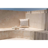 Housse de coussin Misty sur un canapé moderne