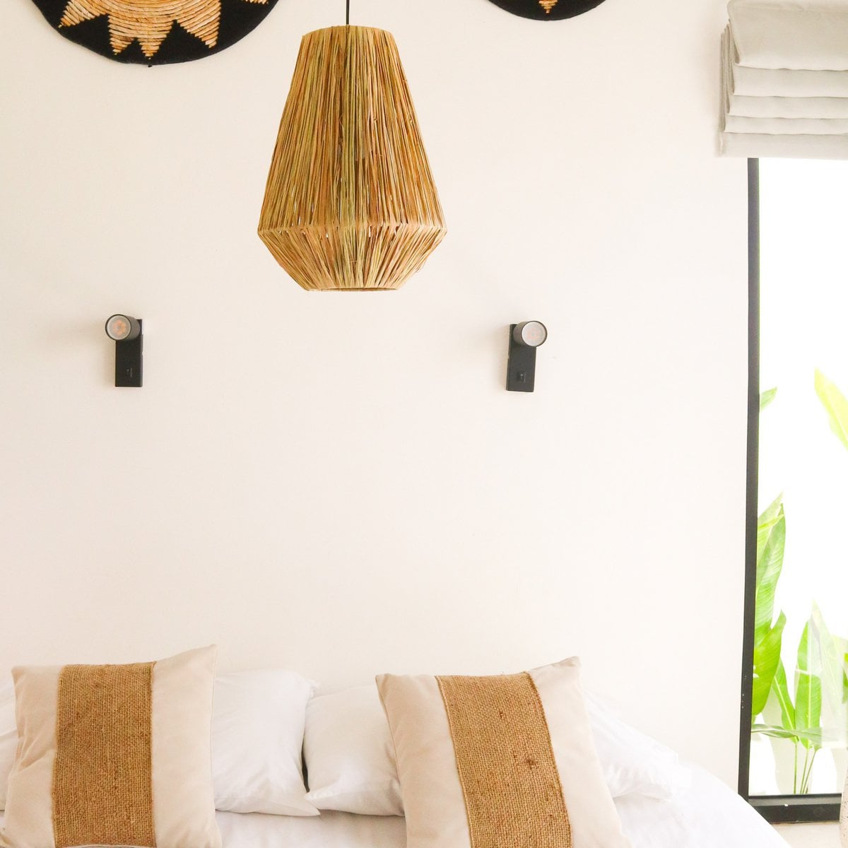 Abat-jour rond ENDAH en raphia, vue de face, design élégant