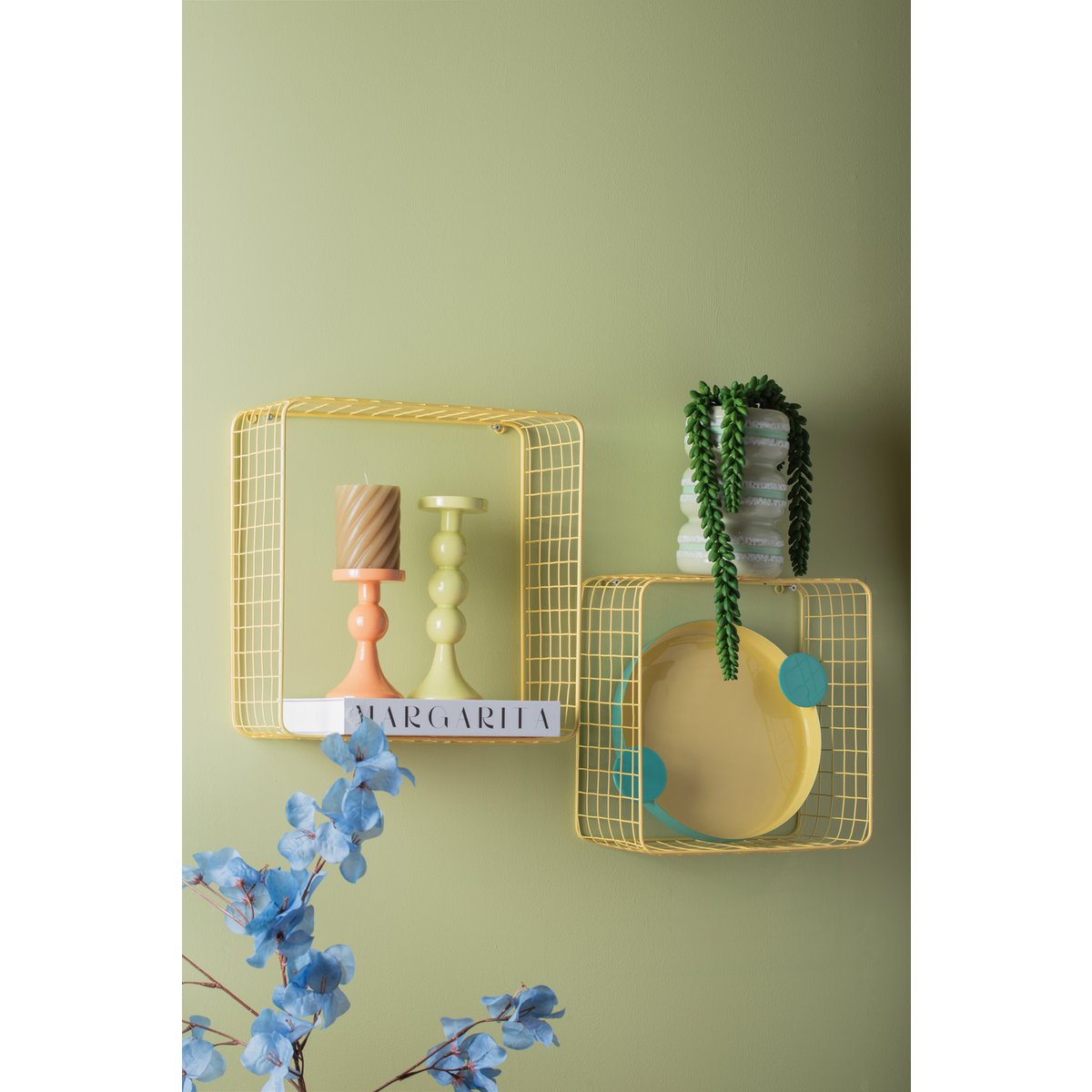 Vase Macaron vert, mise en scène dans un intérieur moderne et coloré