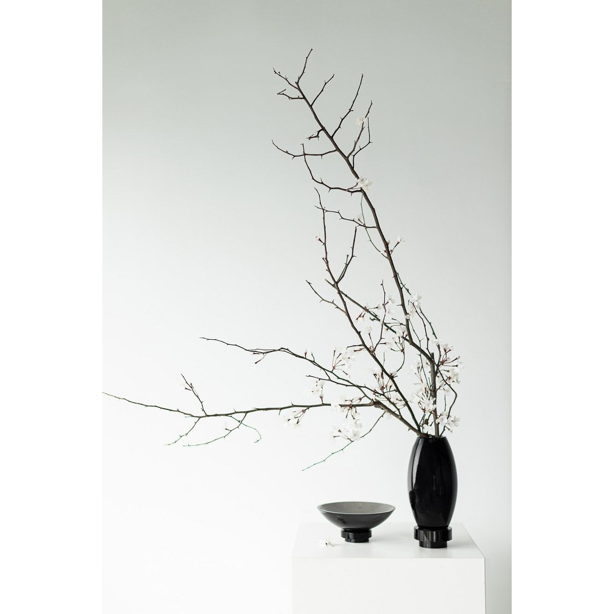 Vue latérale du vase moderne, mettant en avant sa forme unique.