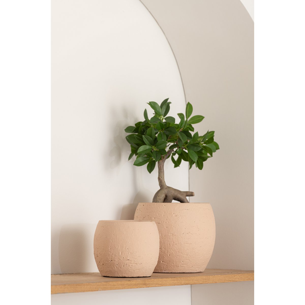 Pot de fleurs Enya en céramique beige de J-Line, vue de face