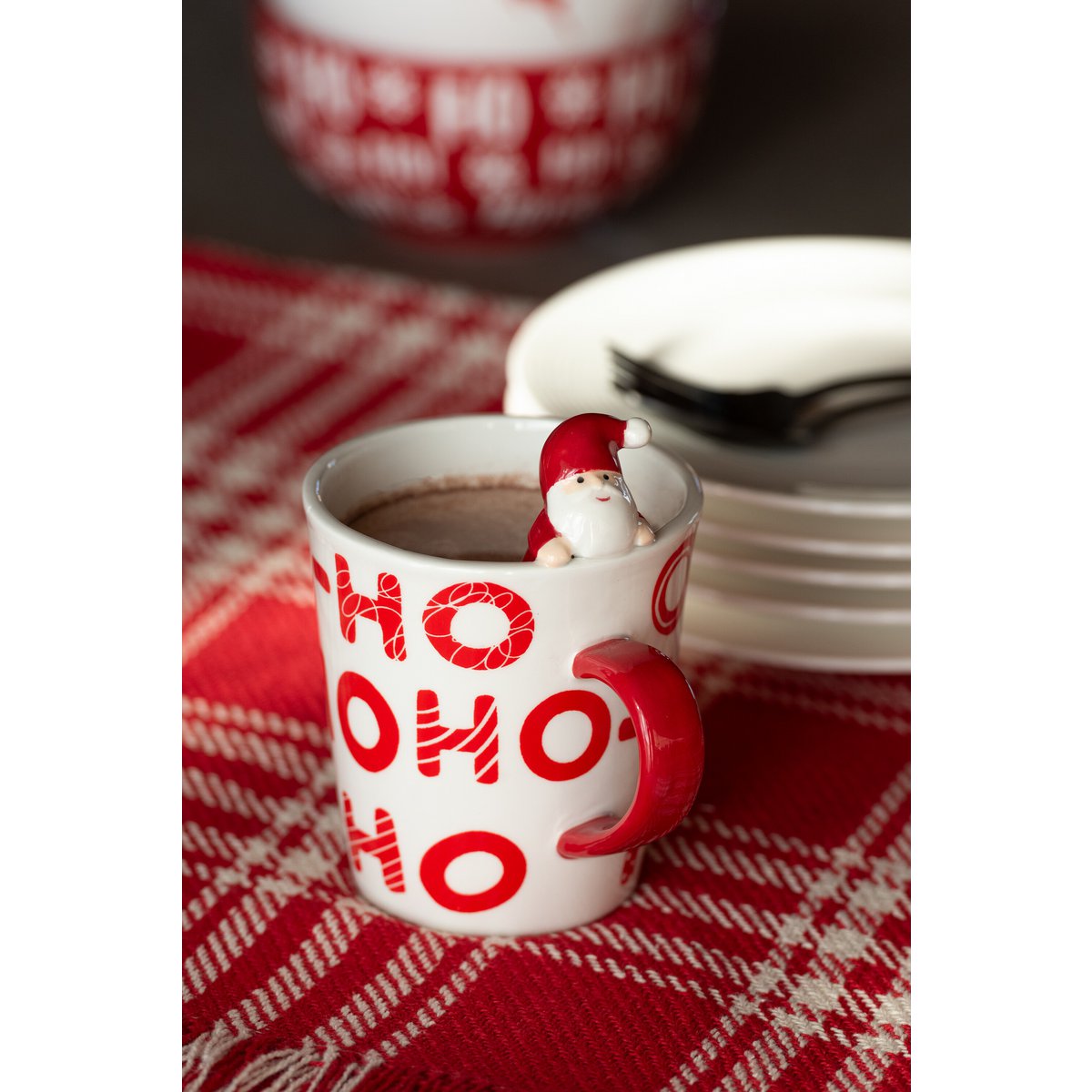 Mug Père Noël J-Line sur une table décorée pour Noël