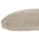 Coussin J-Line en cuir gris, posé sur un canapé moderne