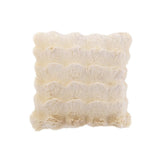 Détail du coussin Wave en polyester crème, texture douce