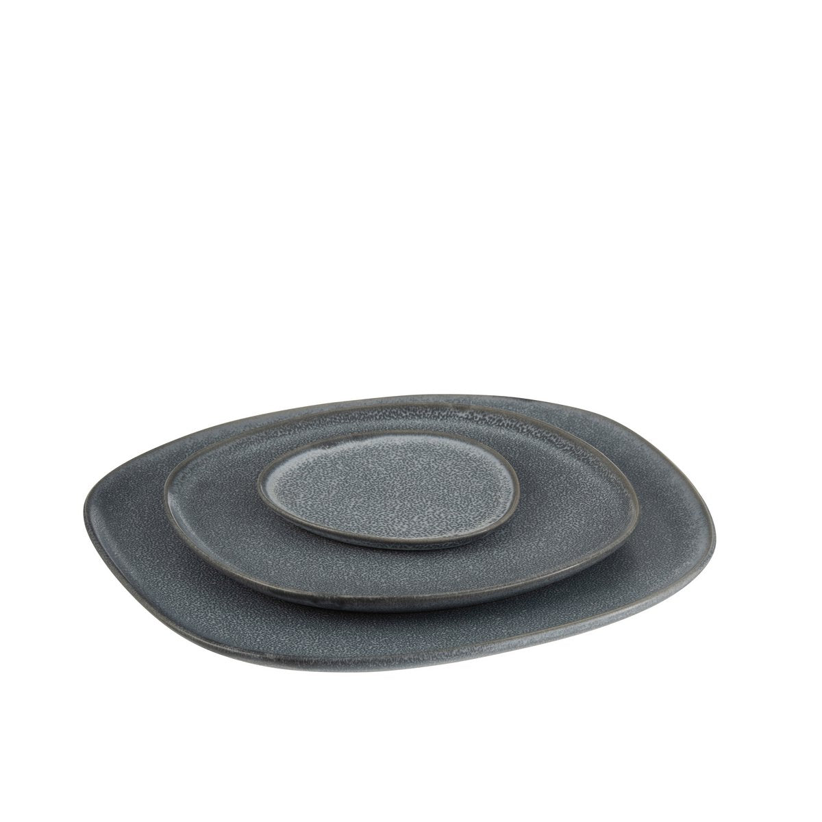 Assiette J-Line Louise mise en scène sur une table moderne