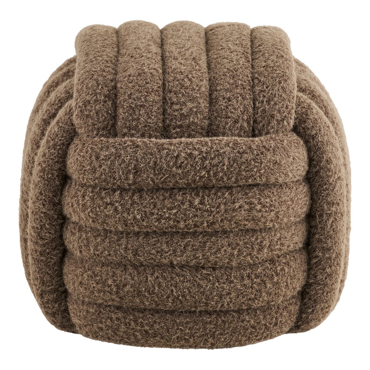 Pouf Napier marron dans un salon scandinave, ambiance chaleureuse