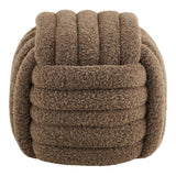 Pouf Napier marron dans un salon scandinave, ambiance chaleureuse