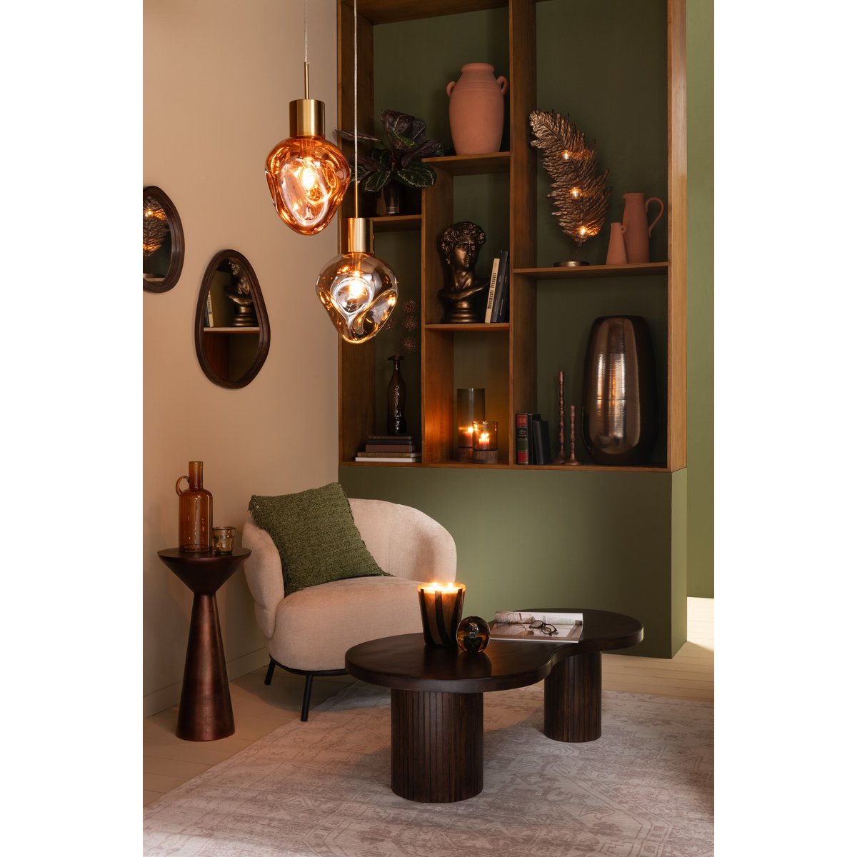 Lampe J-Line éclairée, créant une ambiance chaleureuse