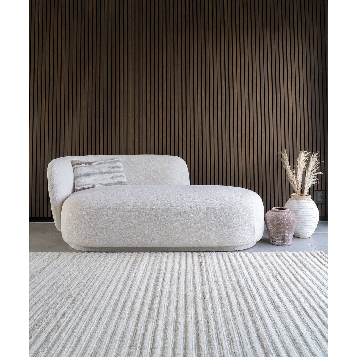 Tapis Mango ivoire, en situation dans une chambre moderne