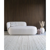 Tapis Mango ivoire, en situation dans une chambre moderne