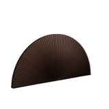 Paravent pliable J-Line en papier marron, installé dans un salon moderne