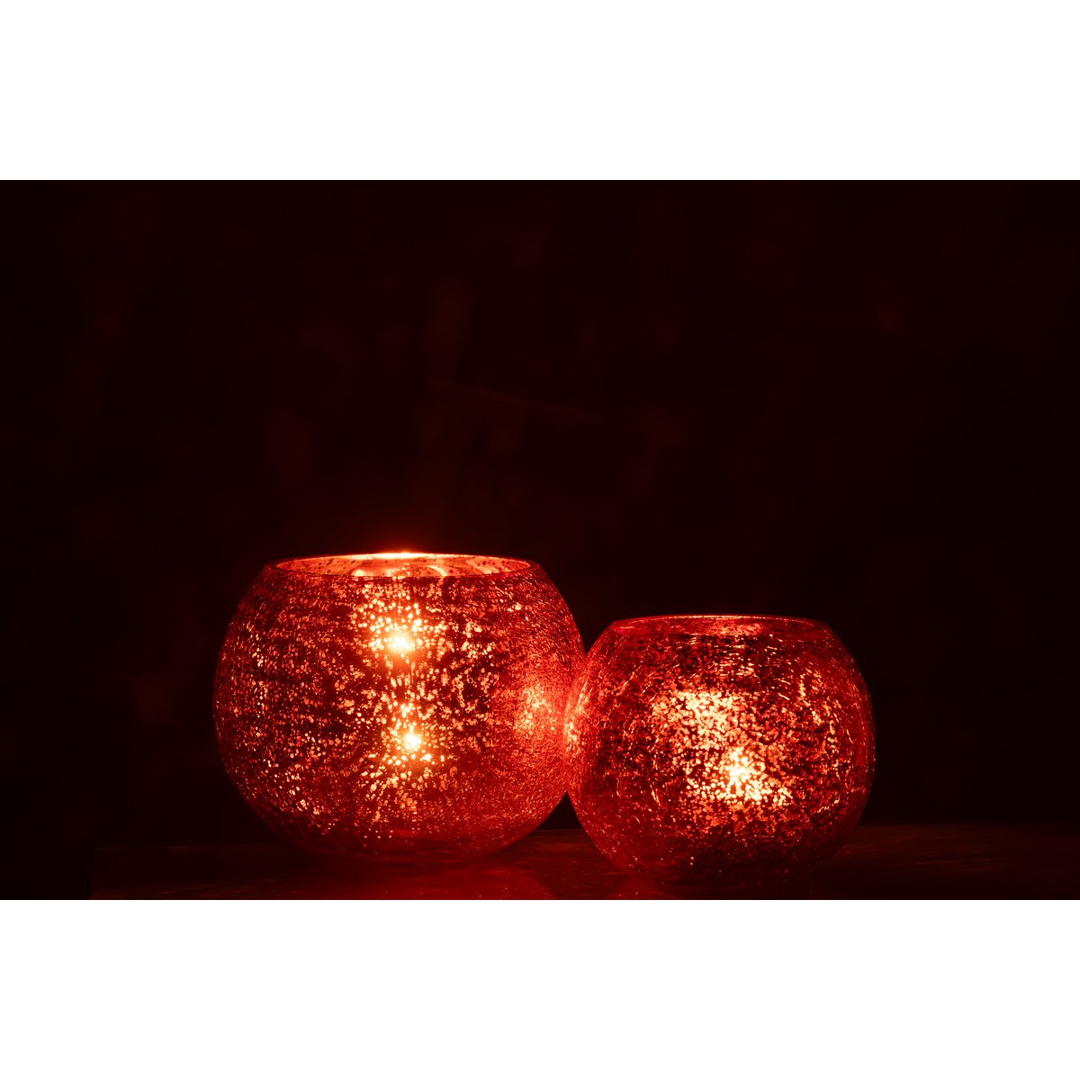 Lanterne J-Line Ball Craquelé dans un salon chic