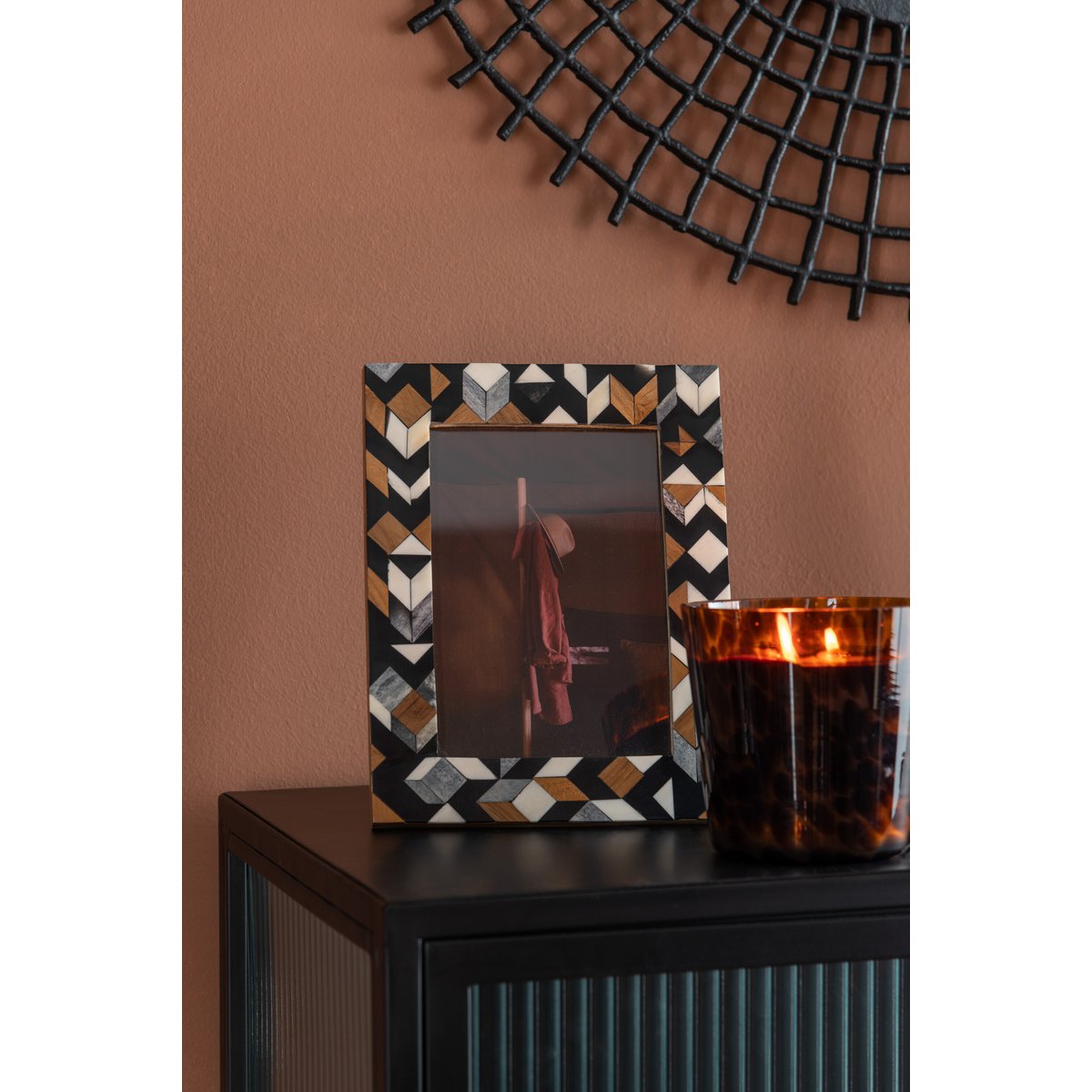 Bougie parfumée J-Line Noa en verre marron, vue de face